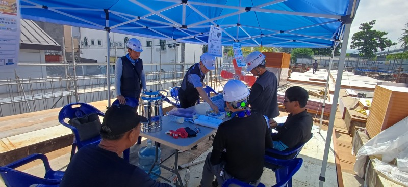 안성환 안전보건공단 강원지역본부장(왼쪽 3번째)이 23일 강원도 춘천시 소재 근린생활시설 건설현장을 방문해 온열질환 예방 점검을 실시하고 있다./안전보건공단 강원지역본부