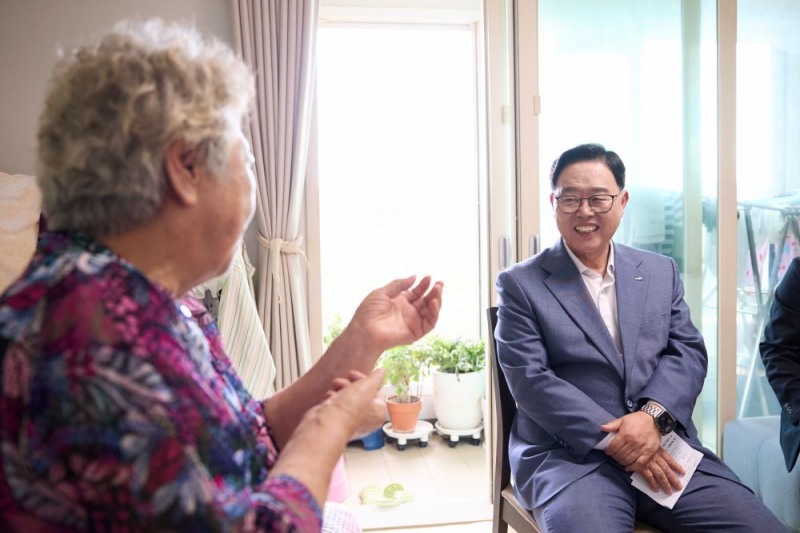 양주시 강수현 시장이 폭염 취약계층을 위해 직접 냉방용품을 전달하며 세심한 복지를 실천했다.