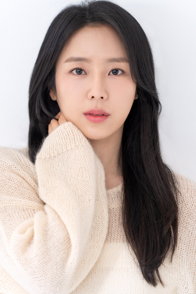 예원, 감각적인 새 프로필 공개…‘우아+시크’