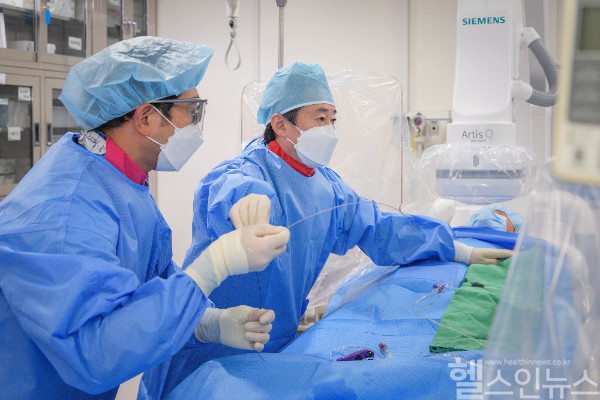 김희열 부천성모 순환기내과 교수가 심혈관중재술을 진행하는 모습 (부천성모병원 제공)