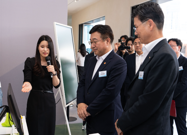 23일 서울 성동구 앤더슨씨에서 개최된 모바일신분증 민간개방 오픈 행사에서 윤호중 행정안전부장관(가운데), 강태영 농협은행장(우측)이 농협은행 부스에서 모바일신분증 혁신 서비스를 시연하고 있다. ⓒ NH농협은행