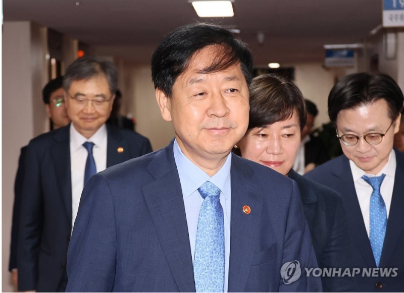 기획재정부는 24일 한 미 '2+2' 협상이 스콧 베선트 재무장관의 긴급일정으로 연기됐다고 밝혔다.