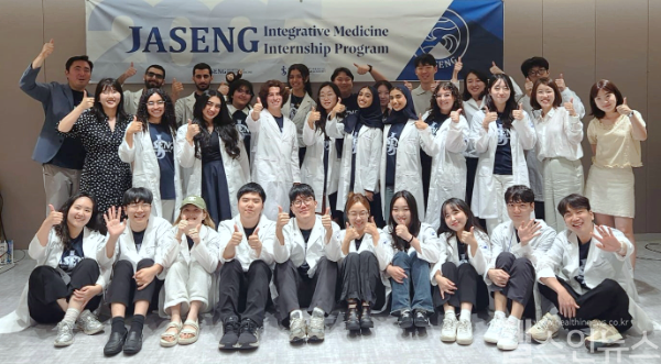 ‘2025 자생메디컬아카데미 하계 인턴십 프로그램’에 참여한 학생들과 관계자들이 기념촬영을 하고 있다. (자생한방병원 제공)