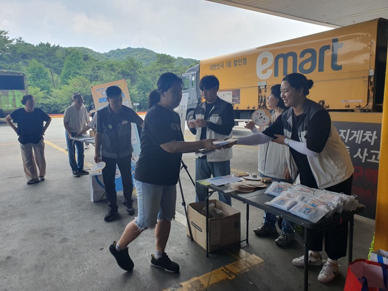 경기동부지역 안전문화실천추진단이 이마트 여주물류센터 근로자에게 쿨키트를 전달하고 있다./안전보건공단 경기동부지사