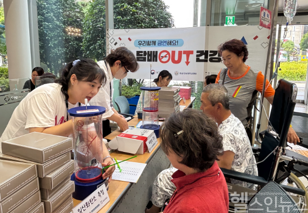 폐활량 측정 체험 부스에서 내원객이 폐 건강 상태를 확인하고 있다. (화순전남대학교병원 제공)