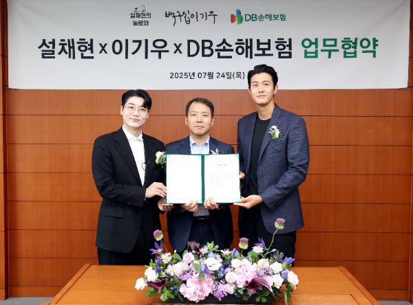 지난 24일 서울 강남구 대치동 DB금융센터에서 DB손해보험 심재철 부문장(가운데), 수의사 설채현(왼쪽), 배우 이기우(오른쪽)씨가 업무협약을 맺고 기념 촬영을 하고 있다. ⓒ DB손해보험