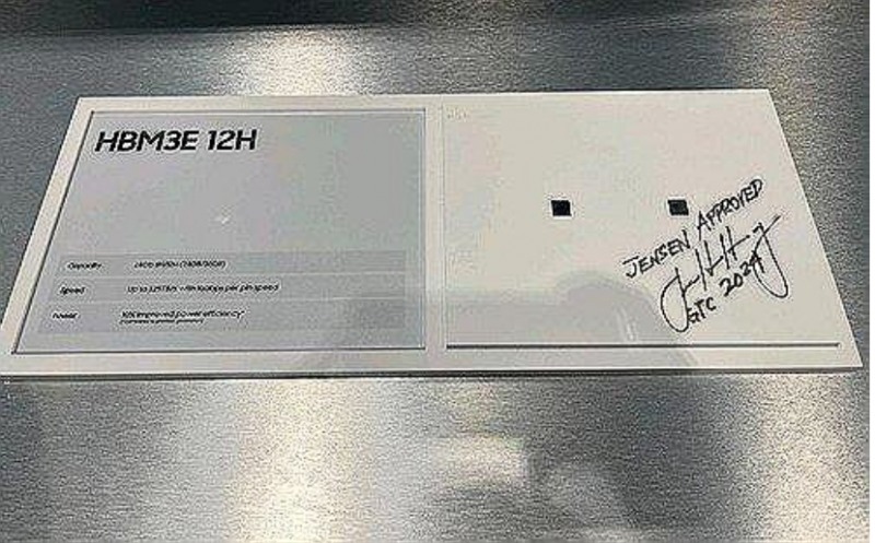 젠슨 황 엔비디아 CEO가 삼성전자 HBM3E에 남긴 사인. 사진=연합뉴스