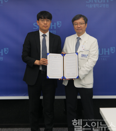 (왼쪽부터) 김이랑 온코크로스 대표이사, 김영태 병원장 (온코크로스 제공)