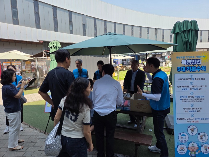 안전보건공단 경기남부지사는 25일 에이치케이하이웨이와 합동으로 평택-제천간 고속도로에 위치한 평택복합휴게소에서 하계휴가기간 온열질환 예방 캠페인을 실시했다./안전보건공단 경기남부지사