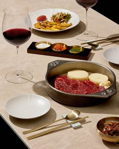 다이닝브랜즈그룹의 프리미엄 한우 다이닝 브랜드 창고43이 7월 21일부터 오는 8월 15일까지 전국 매장에서 ‘써머 페이백’ 프로모션을 운영한다. 이번 ‘써머 페이백’ 프로모션은 여름철 가족 모임·회식·휴가철 외식 등으로 높아진 외식 수요에 맞춰, 고객 만족도를 높이기 위해 마련됐다. 고객이 창고43의 대표 메뉴를 직접 경험하고, 프리미엄 한우 다이닝의 가치를 체감할 수 있도록 실질적인 혜택 중심으로 구성된 것이 특징이다. 행사 기간 동안 창고43 매장에서 일정 금액 이상 결제한 고객에게는 대표 메뉴로 구성된 바우처가 증정된다. ▲30만 원 이상이면 ‘에피타이저 스페셜 메뉴 바우처’, ▲50만 원 이상이면 ‘창고스페셜(150g) 바우처’가 제공되며, ▲100만 원 이상 시에는 2매, ▲150만 원 이상 시에는 최대 3매까지 바우처가 제공된다. 혜택은 일행 당 1회만 적용되며, 선수금 결제 및 선물세트 구매 금액은 대상에서 제외된다. ‘창고스페셜’은 안심과 등심을 함께 구성한 구이 시그니처 메뉴로, 부위별 식감과 풍미를 조화롭게 즐길 수 있다. 창고43만의 숙성 기법과 무쇠판 조리 방식, 끌로 찢듯이 자르는 독창적인 제공 방식이 어우러져 깊은 인상을 남긴다. ‘에피타이저 스페셜’은 시즌 대표 메뉴 중 엄선된 구성으로, 여름철 입맛을 돋우기에 적합하다. 더불어, 창고43은 ‘콜키지 프리(Corkage Free)’ 매장으로 운영돼 고객이 직접 준비한 와인이나 주류를 자유롭게 반입할 수 있다. 이를 통해 프리미엄 한우와의 풍미를 더욱 풍부하게 즐기고, 고객이 스스로 준비한 특별한 식사 자리를 완성할 수 있도록 했다. 다이닝 경험 만족도를 높이기 위해 주류 프로모션도 함께 진행하고 있다. 7월에는 전국 매장에서 이탈리아 와인 ‘테누테 실비오 나르디43’을 기존가 대비 약 40% 할인된 4만 5천 원에 제공하며, 광주요 구슬잔과 함께 화요를 즐길 수 있는 세트 프로모션도 운영 중이다. 조아라 창고43 팀장은 “무더위 속 소중한 사람들과 함께하는 식사 자리에 실질적인 즐거움을 더하고자 이번 프로모션을 준비했다”며, “방문하신 모든 고객이 와인 행사와 콜키지 무료 등의 혜택을 통해 창고43에서 특별한 한우 다이닝을 충분히 경험하시길 바란다”고 전했다.