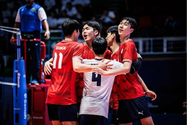 승리에 기뻐하는 한국 U-19 남자배구 대표팀 선수들 / 사진=FIVB 홈피 캡처. 연합뉴스
