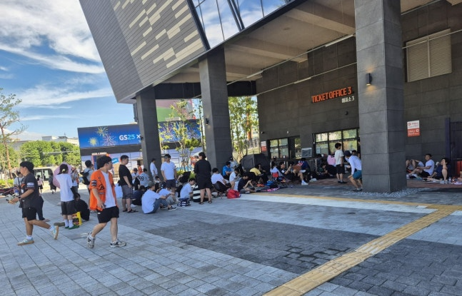 류현진-김광현 선발 맞대결 경기 보기 위해 줄 선 야구팬들 / 사진=연합뉴스