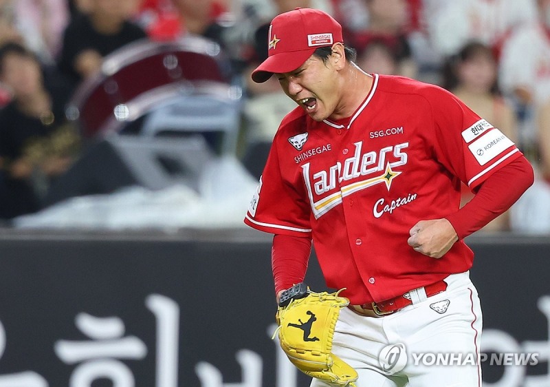 SSG 선발 김광현이 땅볼로 위기를 탈출한 뒤 환호하고 있다. / 사진=연합뉴스