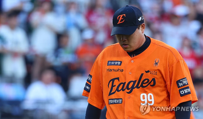 고개 숙인 류현진 / 사진=연합뉴스