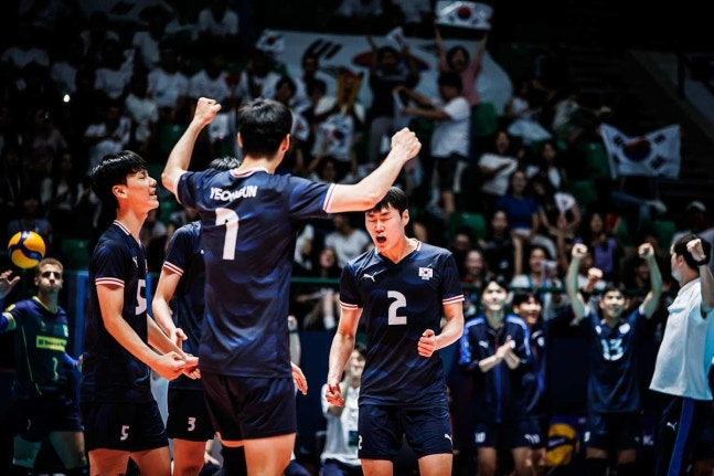 환호하는 19세 이하 배구 대표팀 / 사진=국제배구연맹 홈페이지 캡처. 연합뉴스