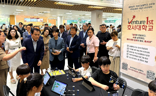 행사장을 둘러보는 김지철 충남교육감(왼쪽 3번째)과 성은현 호서대 부총장(4번째) / 사진제공=호서대