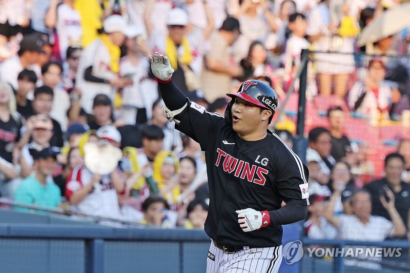 LG 문보경이 3점 홈런을 친 뒤 기뻐하고 있다. / 사진=연합뉴스