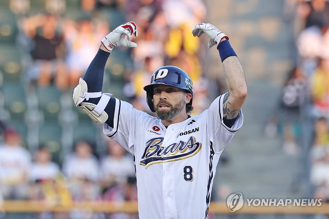 두산 케이브가 2타점 적시타를 친 뒤 기뻐하고 있다. / 사진=연합뉴스