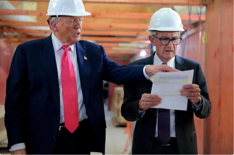 지난 24일(현지시간) 연준 본부를 방문한 자리에서 대화를 나누는 트럼프 대통령과 파월의장. 사진=로이터통신, 연합뉴스