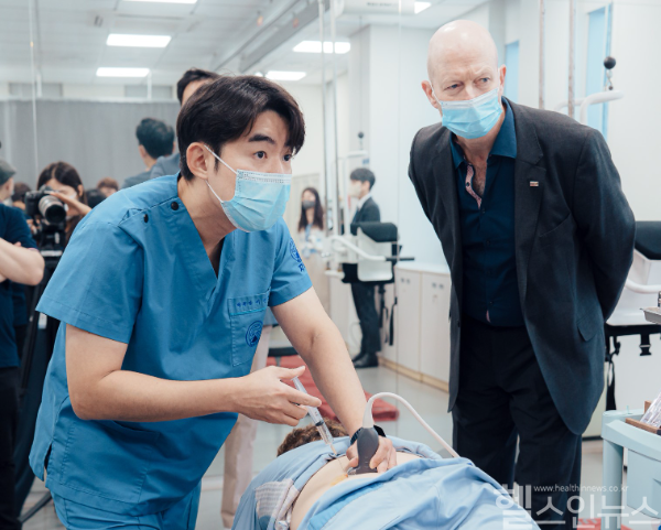 자생한방병원 이진호 병원장(왼쪽)이 해외 의료진 대상으로 초음파 유도 약침치료법을 시연하며 설명하고 있다. (자생한방병원 제공)