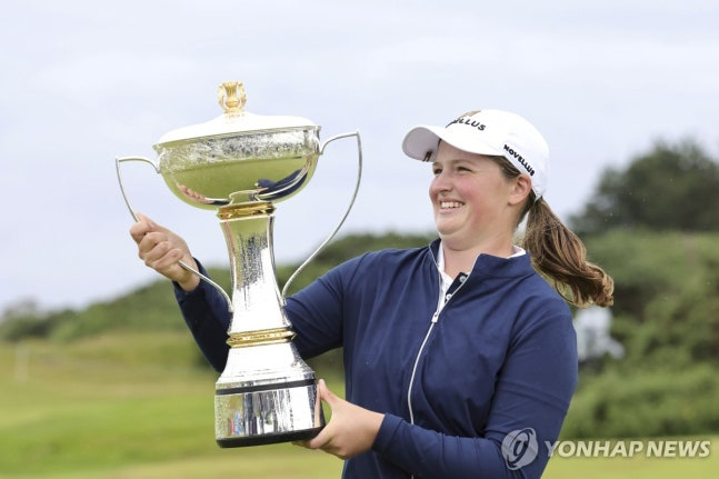 우승컵을 든 워드 / 사진=연합뉴스