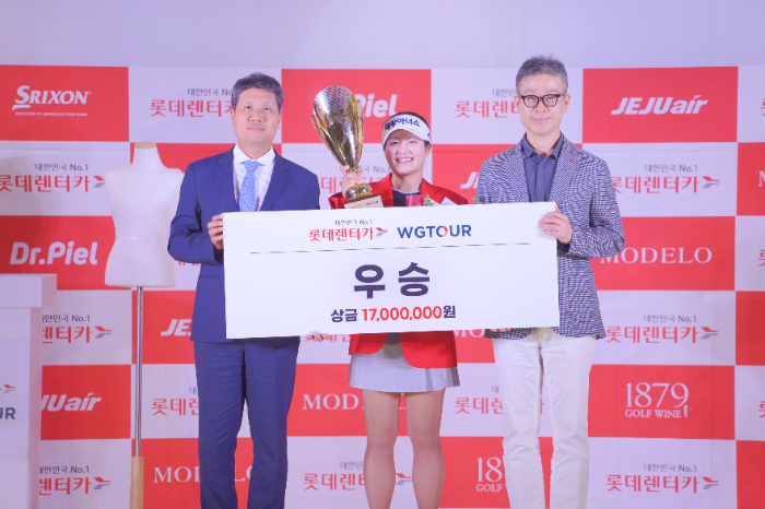 ‘2025 롯데렌터카 WGTOUR’ 5차 대회 시상식에서 (왼쪽부터)골프존 박강수 대표, 우승자 홍현지, 롯데렌탈 주식회사 최진환 대표가 기념사진을 촬영하고 있다.