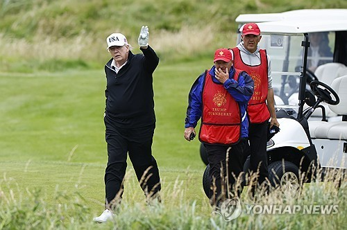 턴베리 골프클럽에서 골프를 치다 사람들에게 손을 흔드는 트럼프 대통령. / 사진=연합뉴스