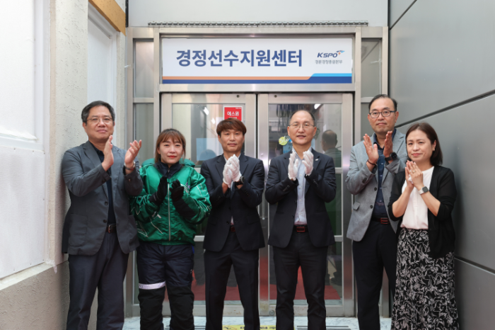 이성철 경륜경정총괄본부장(왼쪽 네 번째), 장영태 경정선수지부장(왼쪽 세 번째)을 비롯한 관계자들이 경정선수지원센터 개소식에서 기념사진을 촬영하고 있다.