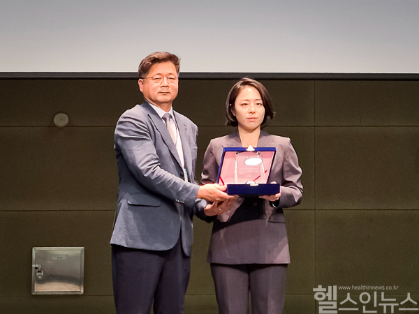 우정바이오, (좌) 최양규 한국실험동물학회 이사장, (우)천희정 우정바이오 대표 (우정바이오 제공)