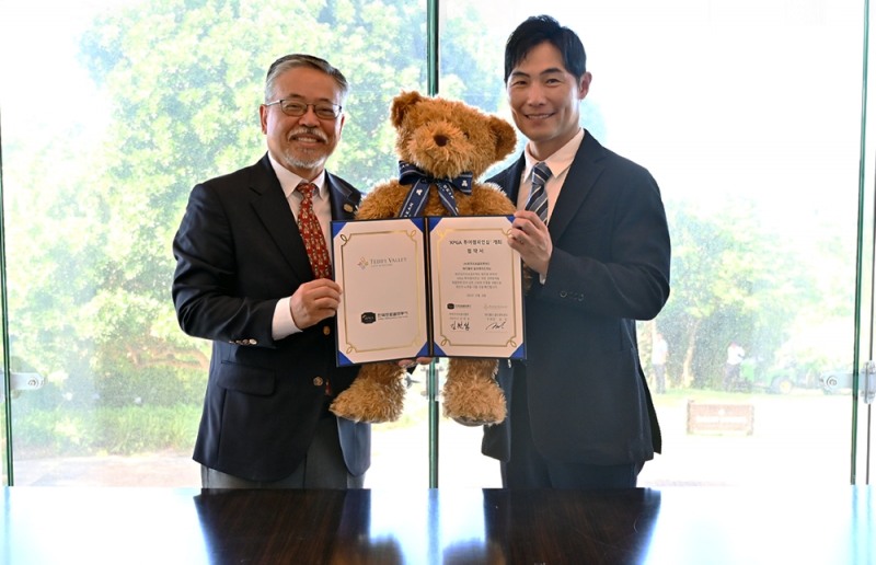 KPGA 김원섭 회장(왼쪽)과 테디밸리 골프앤리조트 김민 부회장이 기념 촬영을 하고 있다. /KPGA