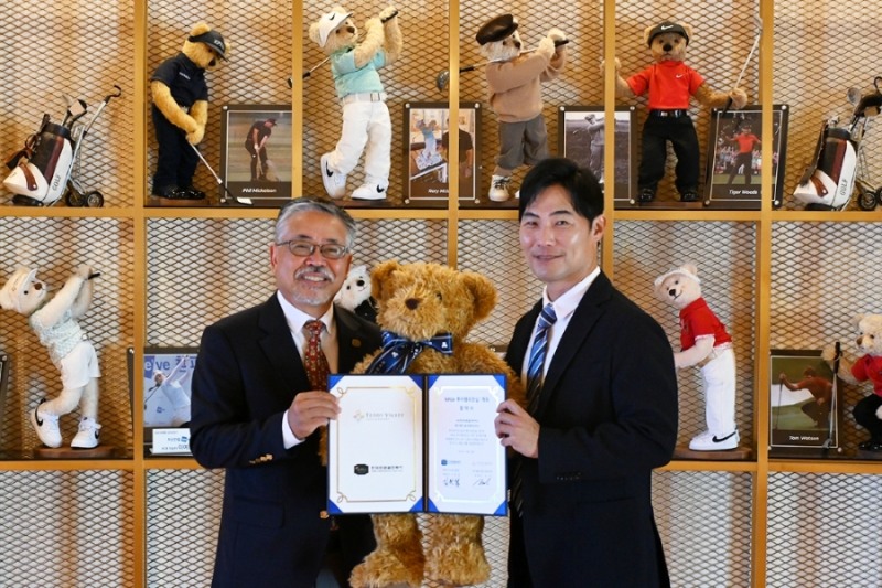 KPGA 김원섭 회장(왼쪽)과 테디밸리 골프앤리조트 김민 부회장이 기념 촬영을 하고 있다. /KPGA