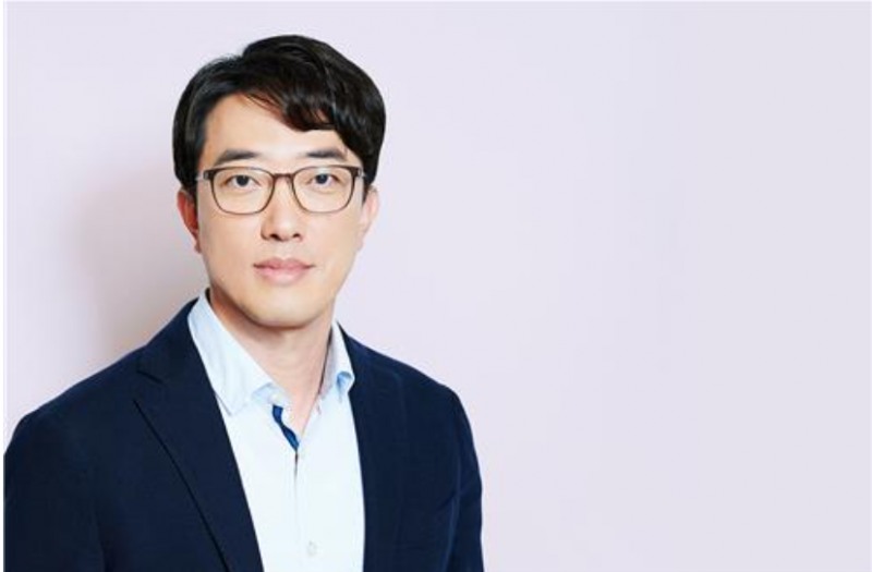 삼성전자 최원준 MX개발실장(부사장)은 26일(현지시간) 블룸버그통신과의 인터뷰에서 내년초 출시될 갤럭시 S26시리즈의 AI 서비스 확대를 위해 오픈AI, 퍼플렉시티와 손잡는 방안을 협의중이라고 밝혔다. 사진=삼성전자, 연합뉴스