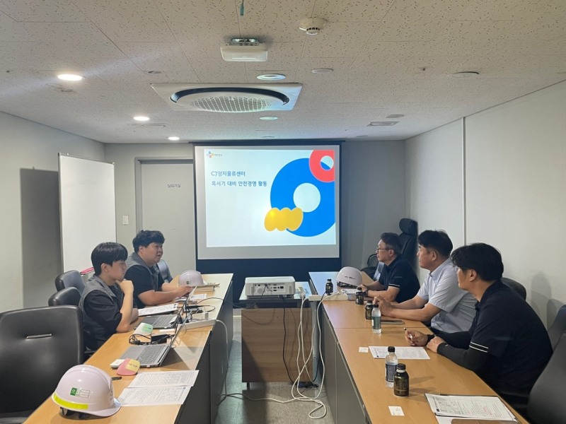 안전보건공단 경기지역본부는 28일 연일 계속되는 폭염에 대응하기 위해 물류센터 현장을 대상으로 폭염 대비 5대 기본 수칙 이행 여부를 집중 점검했다. 사진 오른쪽 가운데 송석진 본부장./안전보건공단 경기지역본부