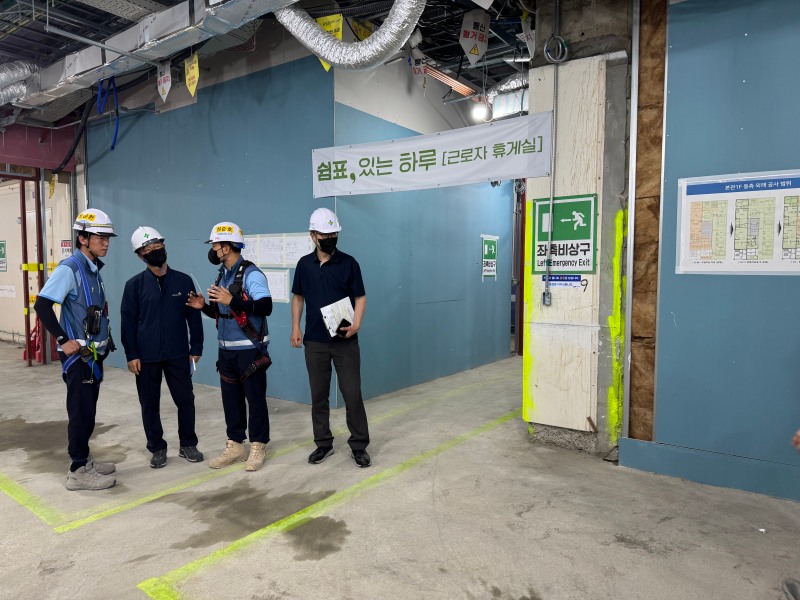 안전보건공단 서울광역본부는 28일 폭염기간 야외노동자 건강보호를 위해 삼성물산 삼성서울병원 리모델링 공사 현장에서 폭염안전 5대 기본수칙 현장점검을 실시했다.사진 왼쪽 2번째 원방희 본부장./안전보건공단 서울광역본부