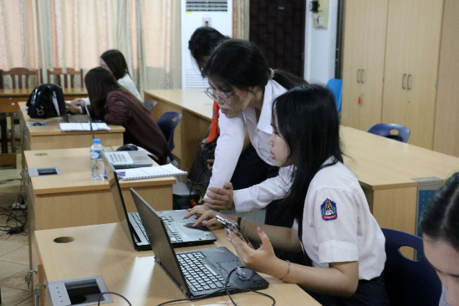 디지털 분야 참가 학생들이 수업 중 실습시간을 이용해 예시 문제를 풀고 있는 모습. (사진제공=숙명여대)