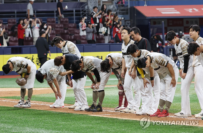 경기가 끝난 뒤 키움 선수들이 인사하고 있다. / 사진=연합뉴스