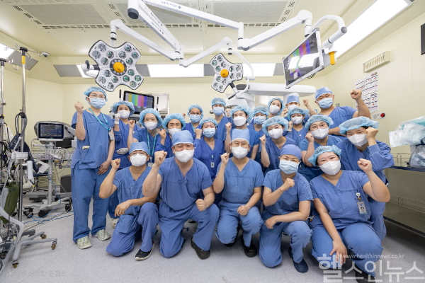 중앙대학교병원 로봇수술센터 의료진 기념사진 (중앙대병원 제공)