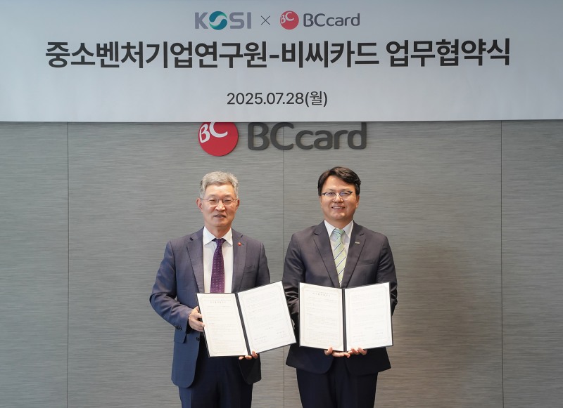 BC카드와 중소벤처기업연구원이 데이터 기반 국내 소상공인 및 중소벤처기업 활성화를 위해 상호 업무협약을 체결했다고 29일 밝혔다. 사진은 28일 서울 을지로 BC카드 본사에서 최원석 BC카드 사장(왼쪽), 조주현 중소벤처기업연구원장(오른쪽)이 양사 업무협약을 기념하는 모습./BC카드
