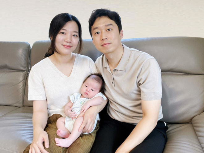 육아동행지원금을 받은 ‘100번째 가정’으로 기록된 원소라 아워홈 책임(왼쪽) 가족 ⓒ한화