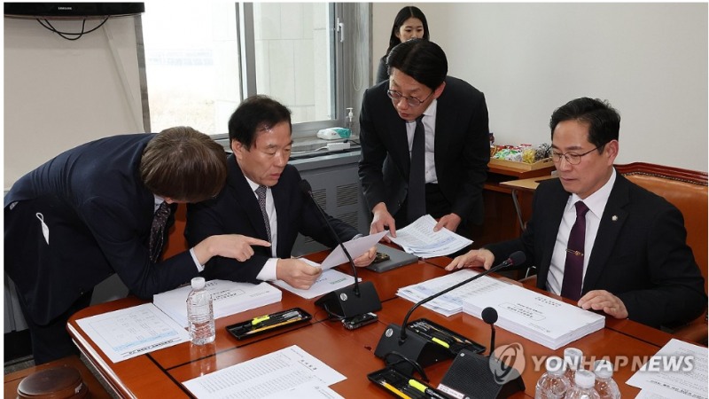 당정은 29일 법인세율 최고세율을 24%에서 25%로 인상하고 양도세 대주주 기준도 현행 50억원에서 10억원으로 강화키로 했다. 사진=연합뉴스