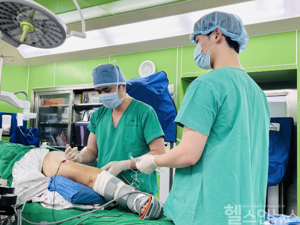 김형년 교수가 발목골절환자 수술 전 말초신경마취를 시행하고 있다. (한림대강남성심병원 제공)