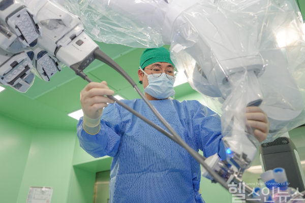 정용규 해운대백병원 간담췌외과 교수가 수술에 앞서 다빈치 SP 로봇수술 장비를 도킹 및 세팅하고 있다. (해운대백병원 제공)