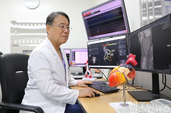 도준형 일산백병원 심장혈관센터 교수가 인공지능 심혈관 위험평가 소프트웨어인 ‘하트메디플러스(HeartMedi+)’를 활용해 심장질환 환자의 관상동맥 협착 여부를 확인하고 있다. (일산백병원 제공)