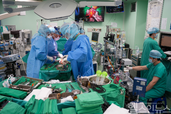 위진홍 심장혈관흉부외과 교수팀 심장수술장면 (부산백병원 제공)