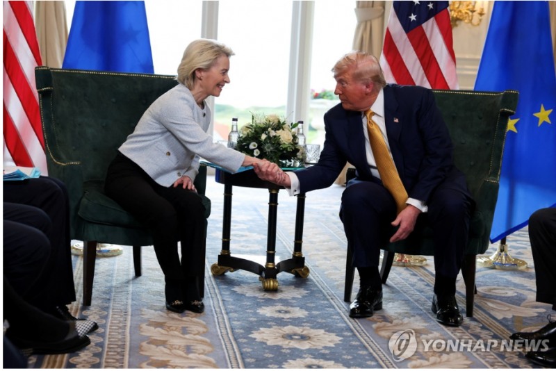 트럼프 대통령과 우르줄라 폰데어라이엔 EU집행위원장은 27일(현지시간) EU산 상품에 15% 관세를 부과하는 무역협상에 타결했다. 사진=로이터통신, 연합뉴스