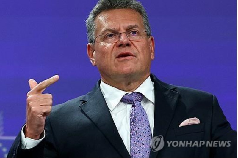 독일 프랑스를 중심으로 관세 타결에 대한 불만의 목소리가 나오고 있는 가운데 세프초비치 EU 무역담당 집행위원이 회원국 설득에 안간힘을 쏟고 있다. 사진=로이터통신, 연합뉴스