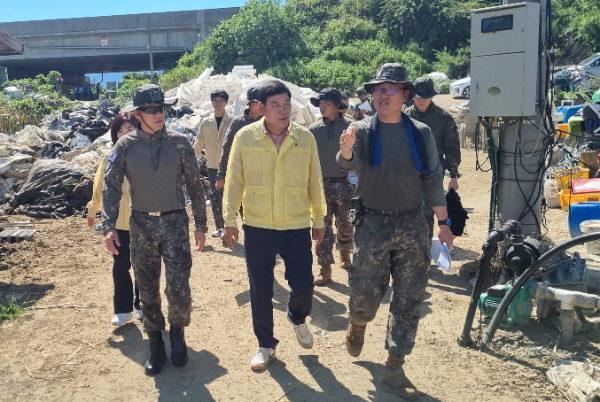 폭염 속 집중호우 피해 복구를 위해 현장을 점검하고 있다. ⓒ 담양군