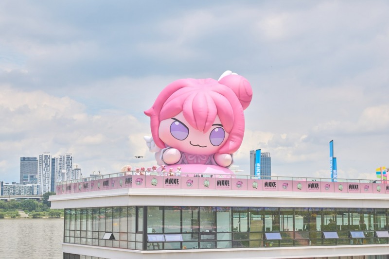 잠실 한강선착장에 설치된 대형 도로롱 풍선(제공=레벨 인피니트).