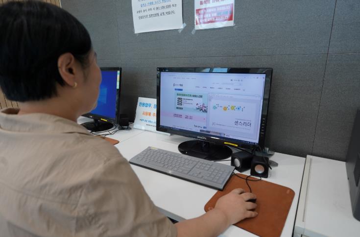 해남군, 민원실 컴퓨터에 시각장애인 음성낭독서비스 도입 (해남군 제공)