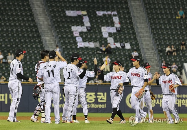 승리한 LG 선수들이 기뻐하고 있다. / 사진=연합뉴스